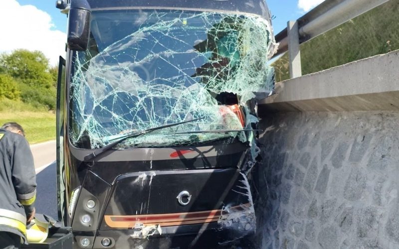 VILLABASSA, SCONTRO TRA UN BUS TURISTICO E DUE AUTOVEICOLI
