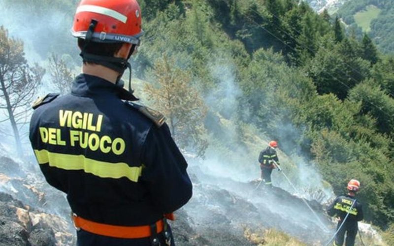 INCENDIO BOSCHIVO A PASSO MANGHEN, CHIUSA LA SP31