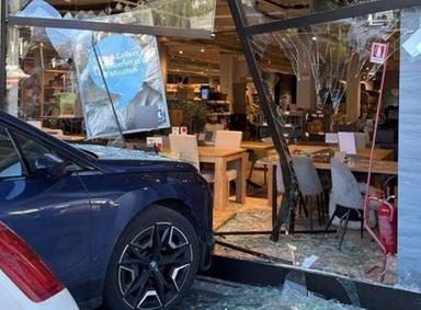 STEGONA, AUTO SBAGLIA MARCIA E SFONDA LA VETRINA