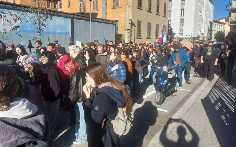 MANIFESTAZIONE CONTRO IL CARO VITA, UN MIGLIAIO IN PIAZZA A TRENTO