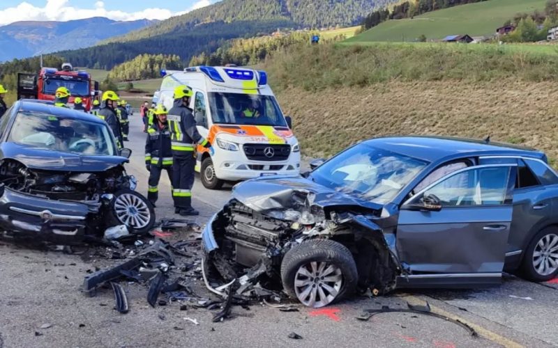 SCONTRO FRONTALE TRA DUE AUTO E PERCA, CINQUE FERITI