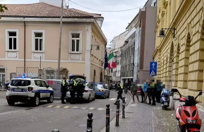 BOLZANO, PARCHEGGIA SUL MARCIAPIEDE E DA’ IN ESCANDESCENZE