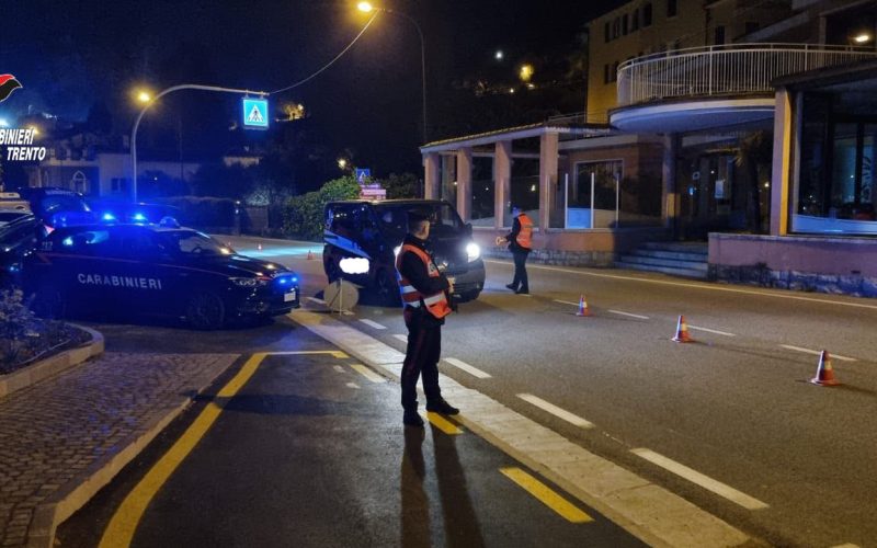 SPACCIO AD ARCO, IN MANETTE MADRE E FIGLIO