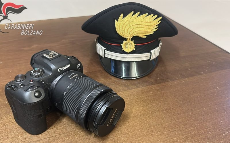 REFLEX DA OLTRE 2.000 EURO DIMENTICATA SUL BUS E RECUPERATA DAI CARABINIERI DI BRESSANONE
