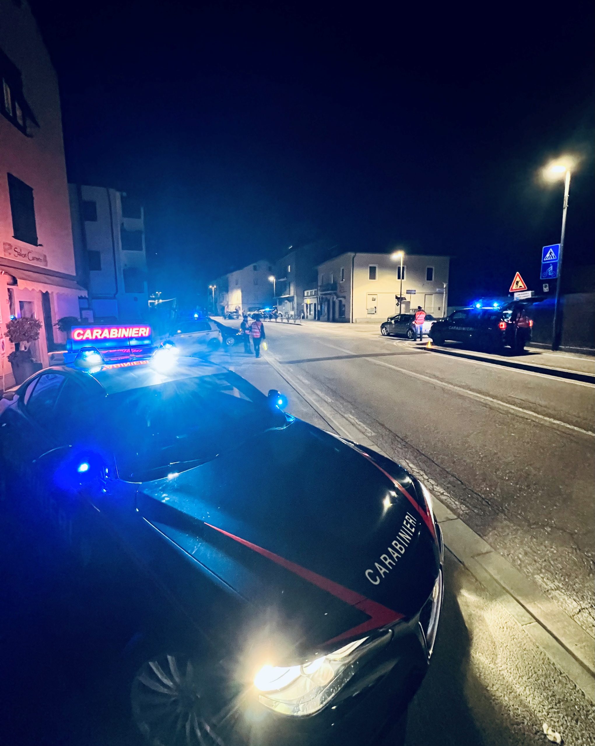 LAIVES: VAGA IN STATO DI EBBREZZA IN UNA GALLERIA DELLA SS12 E AGGREDISCE I CARABINIERI ACCORSI PER SOCCORRERLO
