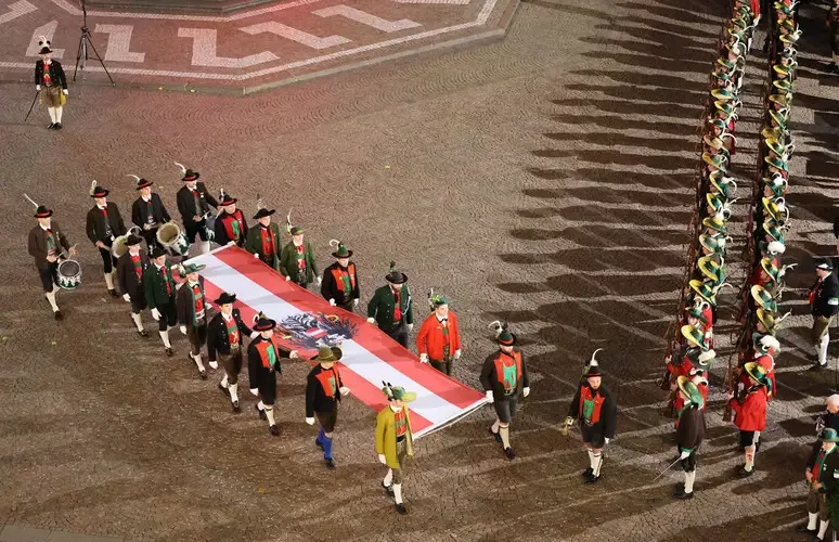 POLEMICHE PER GLI SCHÜTZEN CON LA BANDIERA AUSTRIACA IN PIAZZA A BOLZANO