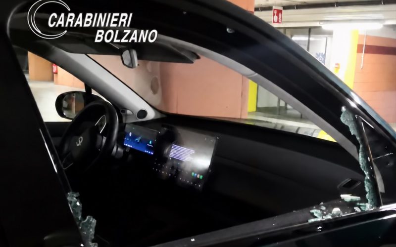 LAIVES: SFONDANO IL FINESTRINO DI UN’AUTO E RUBANO UNO ZAINO, DUE GIOVANI DENUNCIATI